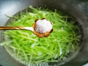 锅中加水烧开，加1小勺油，1小勺盐，放入莴笋丝焯水30秒捞出过凉水，