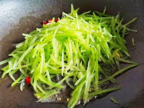 倒入准备好的莴笋丝，翻炒1分钟左右，