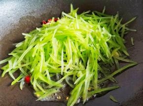 倒入准备好的莴笋丝，翻炒1分钟左右，