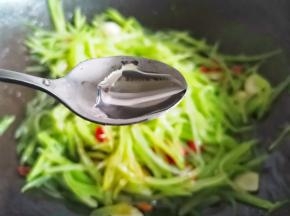 1小勺白醋炒匀即可。