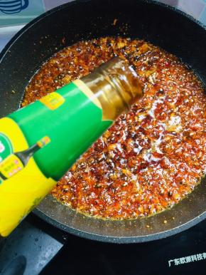 放入半碗蚝油翻炒均匀！