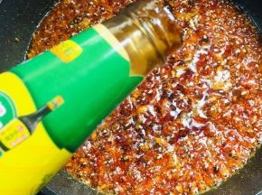 放入半碗蚝油翻炒均匀！