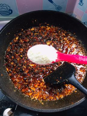 放入两勺鸡精炒匀调味！