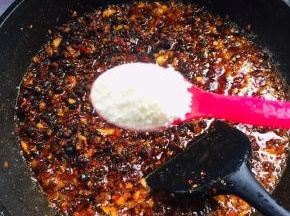 放入两勺鸡精炒匀调味！