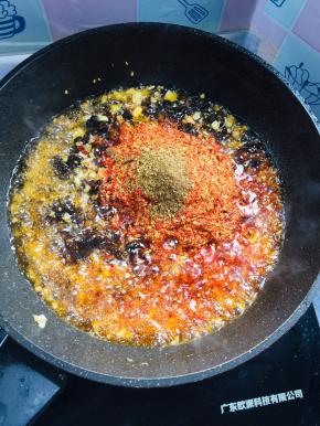 放入粗辣椒面和花椒面，继续小火翻炒至辣椒面冒油！