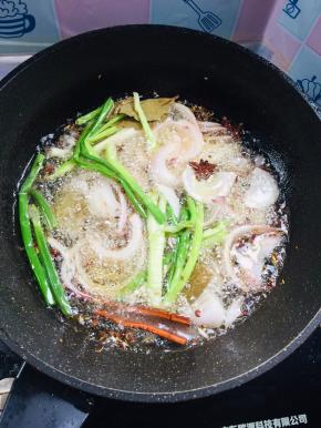 放入洋葱，葱段，香叶，八角，桂皮，小茴香籽，花椒中小火慢炸！