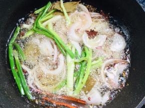 放入洋葱，葱段，香叶，八角，桂皮，小茴香籽，花椒中小火慢炸！