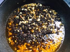 放入豆豉翻炒片刻！