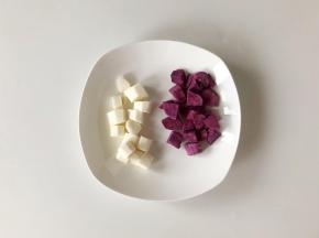 把山药和紫薯去皮，切成小丁，削山药皮的时候注意戴手套，山药的粘液会让皮肤很痒。