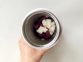 把紫薯丁和山药丁放入轻食杯。