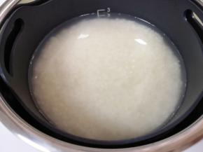 先用脱糖电饭煲把米饭蒸上。