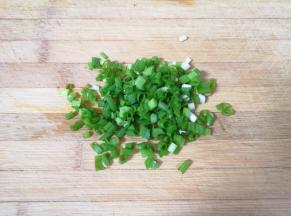 小葱切成葱花。