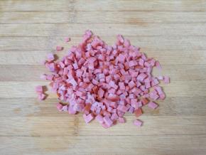 火腿肠切成小丁。