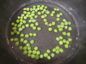 豌豆焯水至熟，盛出备用。