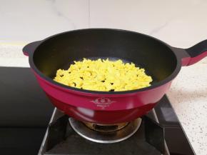 炒锅内倒适量的食用油烧热，倒入蛋液炒熟，盛出备用。