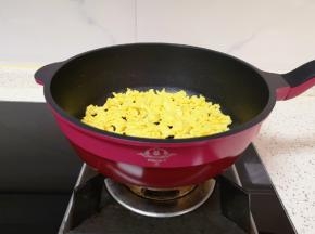 炒锅内倒适量的食用油烧热，倒入蛋液炒熟，盛出备用。