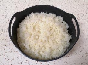 蒸好的脱糖米饭用铲子翻动散一下热气。