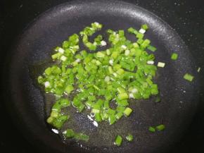 炒锅内继续倒入少许食用油烧热，下入葱花炒香。