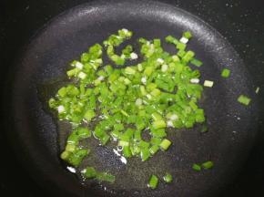 炒锅内继续倒入少许食用油烧热，下入葱花炒香。
