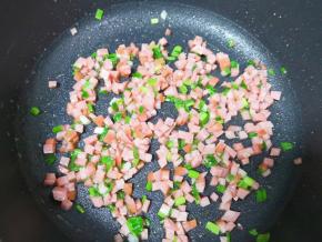 下入火腿肠翻炒均匀。