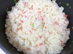 下入脱糖米饭翻炒均匀。