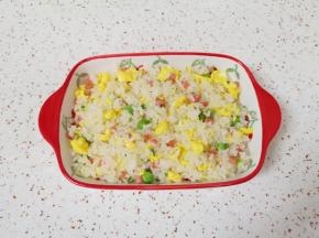 准备一个烤碗，盛入炒好的米饭。