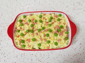 撒上一层马苏里拉芝士，上面再撒上豌豆和火腿肠。