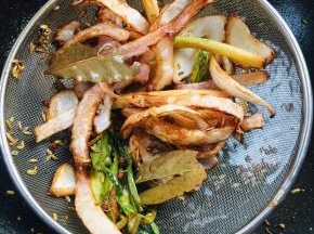 炸至焦黄捞出不用！