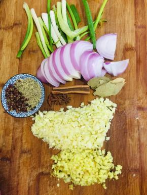 洋葱切成块，葱切成长段，蒜瓣拍碎切成末，生姜切成末，八角，桂皮，香叶，小茴香籽，花椒备用！