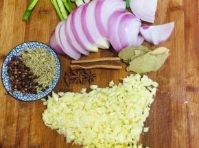 洋葱切成块，葱切成长段，蒜瓣拍碎切成末，生姜切成末，八角，桂皮，香叶，小茴香籽，花椒备用！