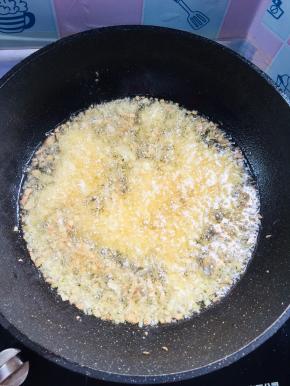 调小火，放入生姜末，蒜末炒香！