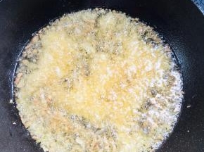 调小火，放入生姜末，蒜末炒香！