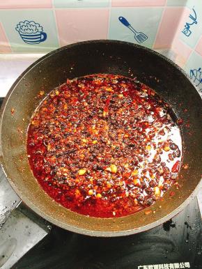 起锅前放入适量的香油翻炒均匀即可！