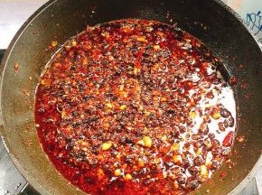 起锅前放入适量的香油翻炒均匀即可！