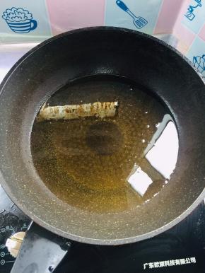 锅烧热，倒入适量的油烧至七成热！