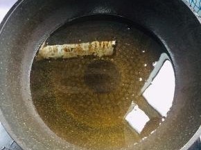 锅烧热，倒入适量的油烧至七成热！