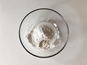 轻食杯工作的时候，我们来制作小圆子。在糯米粉中加入温水，少量多次的加入。