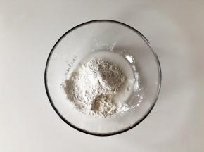 轻食杯工作的时候，我们来制作小圆子。在糯米粉中加入温水，少量多次的加入。