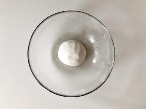 揉成光滑的糯米粉团。