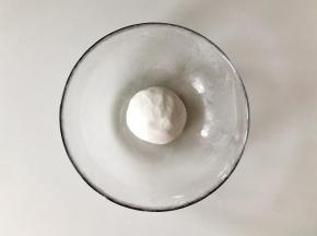 揉成光滑的糯米粉团。