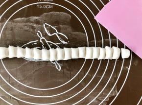 把粉团搓成细长条，平均切成若干小段。