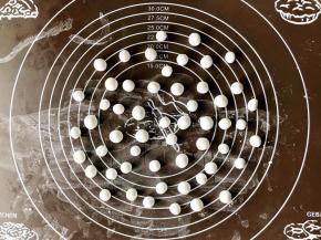 把每个小段分别揉成小圆子。