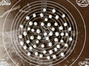 把每个小段分别揉成小圆子。