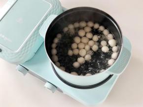 锅里烧开水，下入小圆子，煮至浮起，然后捞出沥水。