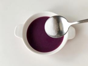 喜欢甜一些的可以加入白糖拌匀，不加也可以，因为紫薯本身就有甜味。