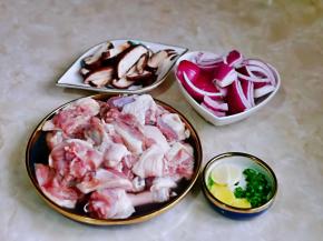 准备食材，鸭腿剪小块，姜蒜去皮切好，小葱去皮葱叶切葱花，葱白留着，洋葱去根切块，香菇去根洗干净切片。