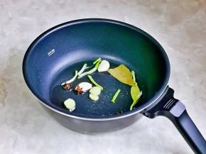 起油锅，加入葱姜蒜，八角香叶煸炒。