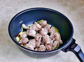 再加入焯水的鸭块。