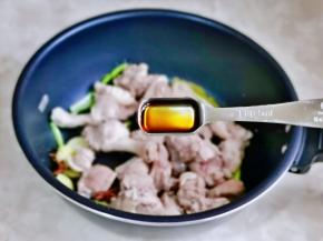 加入料酒，适当多一些去腥。