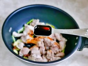 加入生抽提鲜。